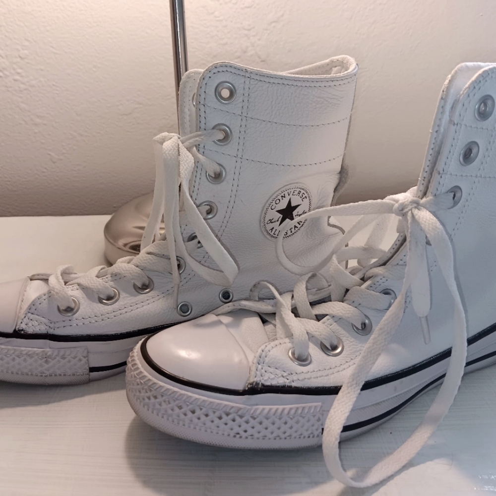 Hi top leather converse womens sz 6